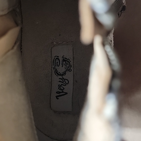 Very G Snakeskin Texture Booties / Ankle Boots. Size 8, Excellent Condition! - Picture 4 of 6